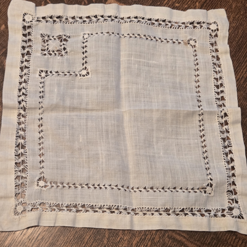 ❤️Elegant Vintage Off-white Large Lace Trimmed Table Scarf/Doily